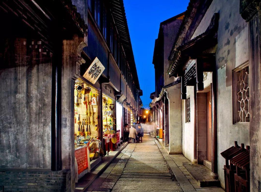 卡米拉是“伪贵族”！75岁满脸皱褶仪态差，远差比尔吉特夫人